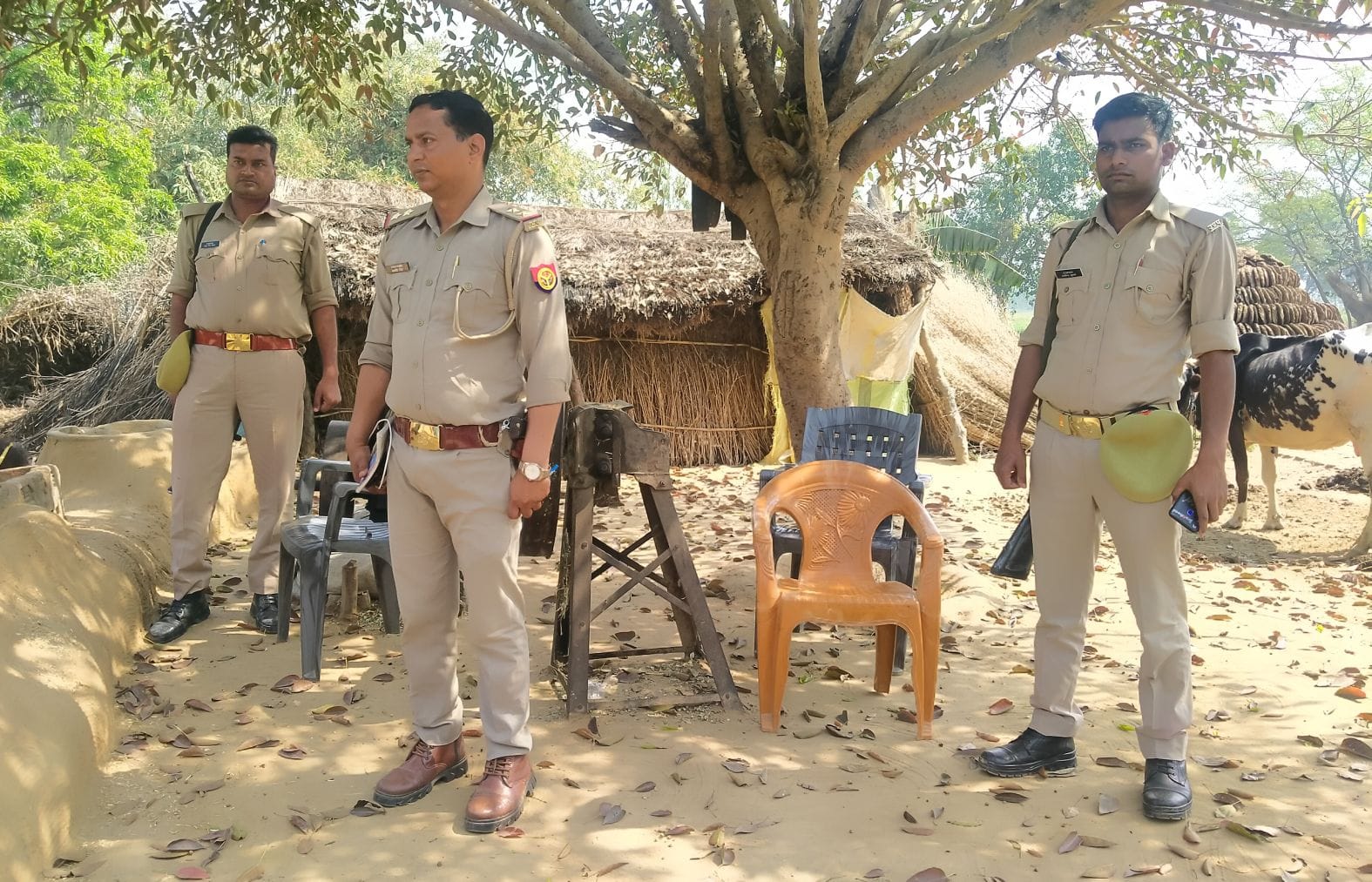 गांव हजियापुर में तैनात पुलिस कर्मी। संवाद