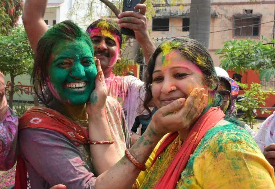 होली पर एक दुसरे को गुलाल लगाती महिलाएं। संवाद होली पर एक दुसरे को गुलाल लगाती महिलाएं। संवाद