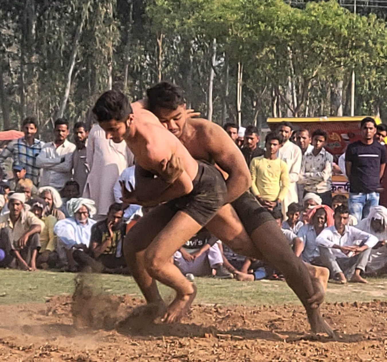 मुजफ्फरनगर : चरथावल मेले में सजे दंगल में जोर आजमाइश करते पहलवान। मुजफ्फरनगर : चरथावल मेले में सजे दंगल में जोर आजमाइश करते पहलवान।