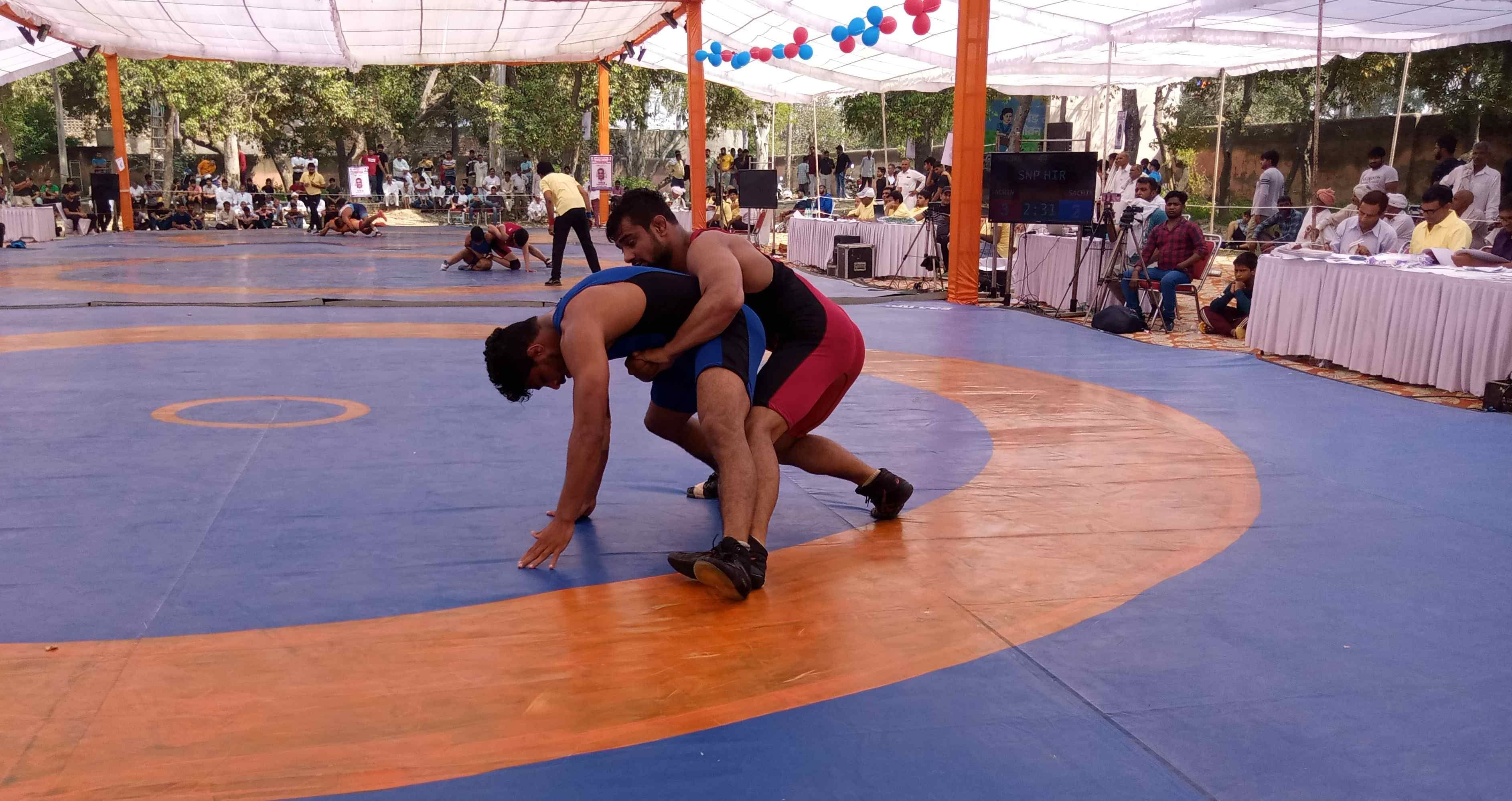 सिसाना में आयोजित जूनियर हरियाणा राज्य कुश्ती प्रतियोगिता में दमखम दिखाते पहलवान। संवाद सिसाना में आयोजित जूनियर हरियाणा राज्य कुश्ती प्रतियोगिता में दमखम दिखाते पहलवान। संवाद