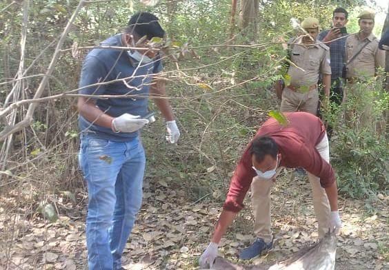 टनास्थल पर साक्ष्य उठाती फॉरेंसिक टीम टनास्थल पर साक्ष्य उठाती फॉरेंसिक टीम