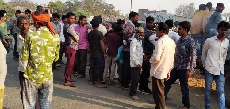Kanpur Dehat : Protestation en plaçant le cadavre d’un jeune sur la route de liaison Devipur-baraur à Pukhrayan