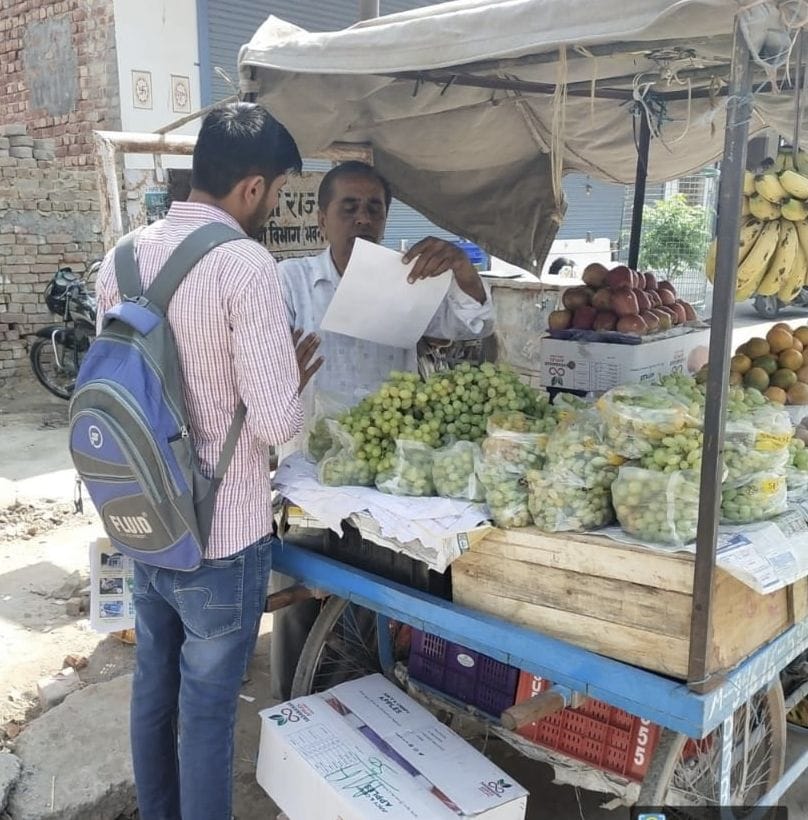 जागरुकता अभियान के दौरान रेहड़ी चालक को समझाते सक्षम युवा। 