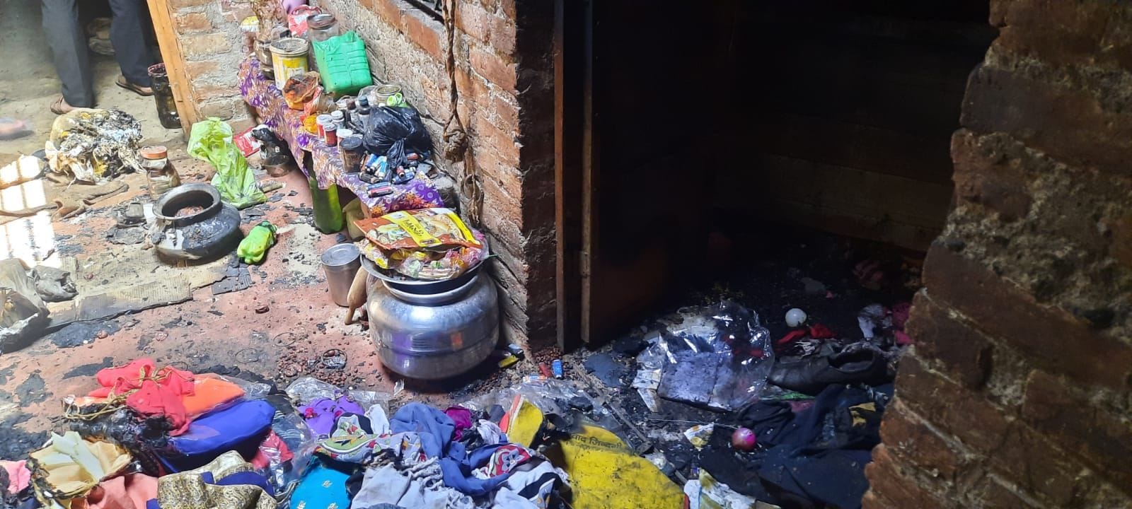 आग से जला पड़ा सामान आग से जला पड़ा सामान
