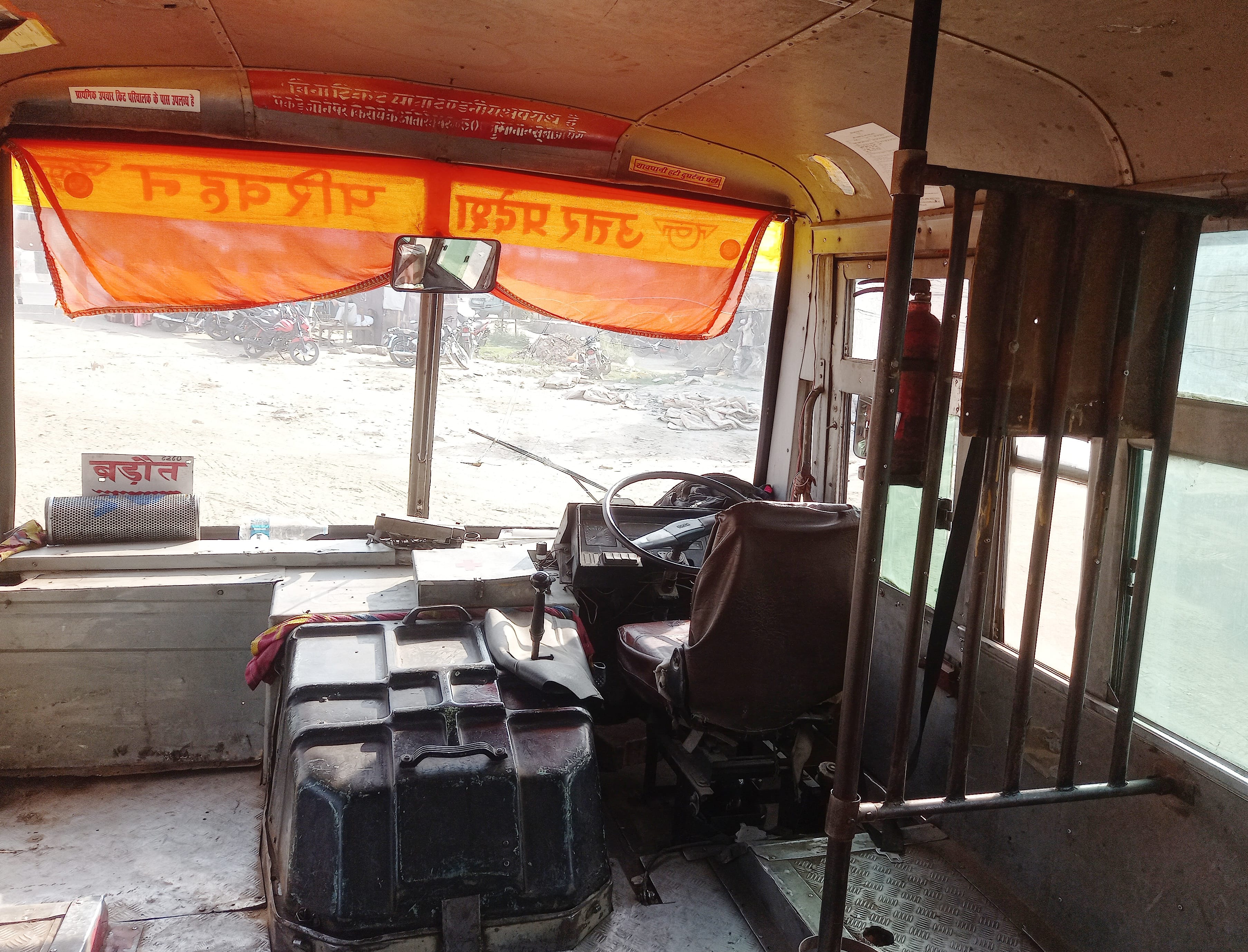 बड़ौत में रोड़वेज बस स्टैंड़ पर फर्स्ट एड़ बॉक्स के बिना खड़ी बस। बड़ौत में रोड़वेज बस स्टैंड़ पर फर्स्ट एड़ बॉक्स के बिना खड़ी बस।