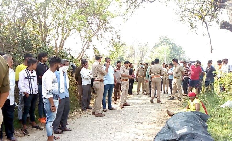 बिजनौर : स्योहारा के गांव मखनपुर के पास नहर में युवती का शव मिलने के पास मौके पर जमा भीड़ और पुलिस। बिजनौर : स्योहारा के गांव मखनपुर के पास नहर में युवती का शव मिलने के पास मौके पर जमा भीड़ और पुलिस।