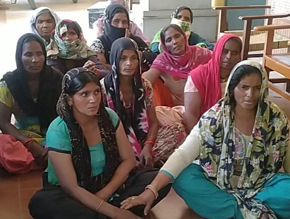 बिजनौर : स्योहारा में युवती का शव बरामद होने के बाद धामपुर में विलाप करते काजल के परिजन। बिजनौर : स्योहारा में युवती का शव बरामद होने के बाद धामपुर में विलाप करते काजल के परिजन।