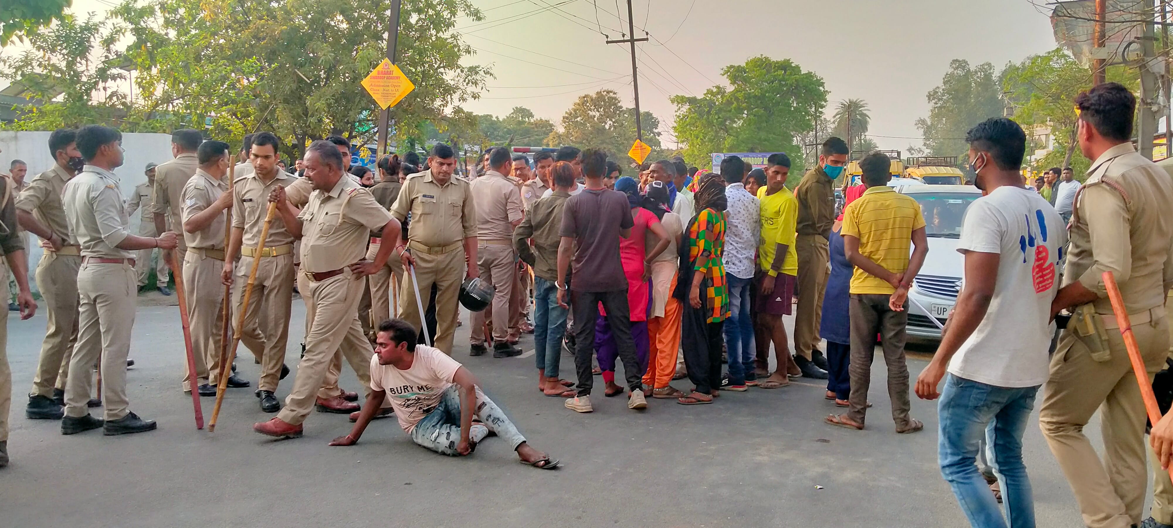 बिजनौर : धामपुर में पुलिस चौकी के बाहर जाम लगा कर प्रदर्शन करते ग्रामीण बिजनौर : धामपुर में पुलिस चौकी के बाहर जाम लगा कर प्रदर्शन करते ग्रामीण