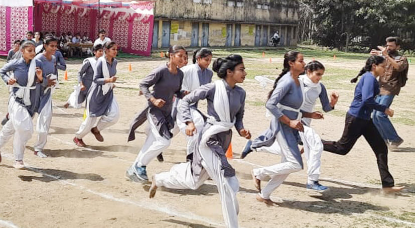 दौड़ में प्रतिभाग करती छात्राएं