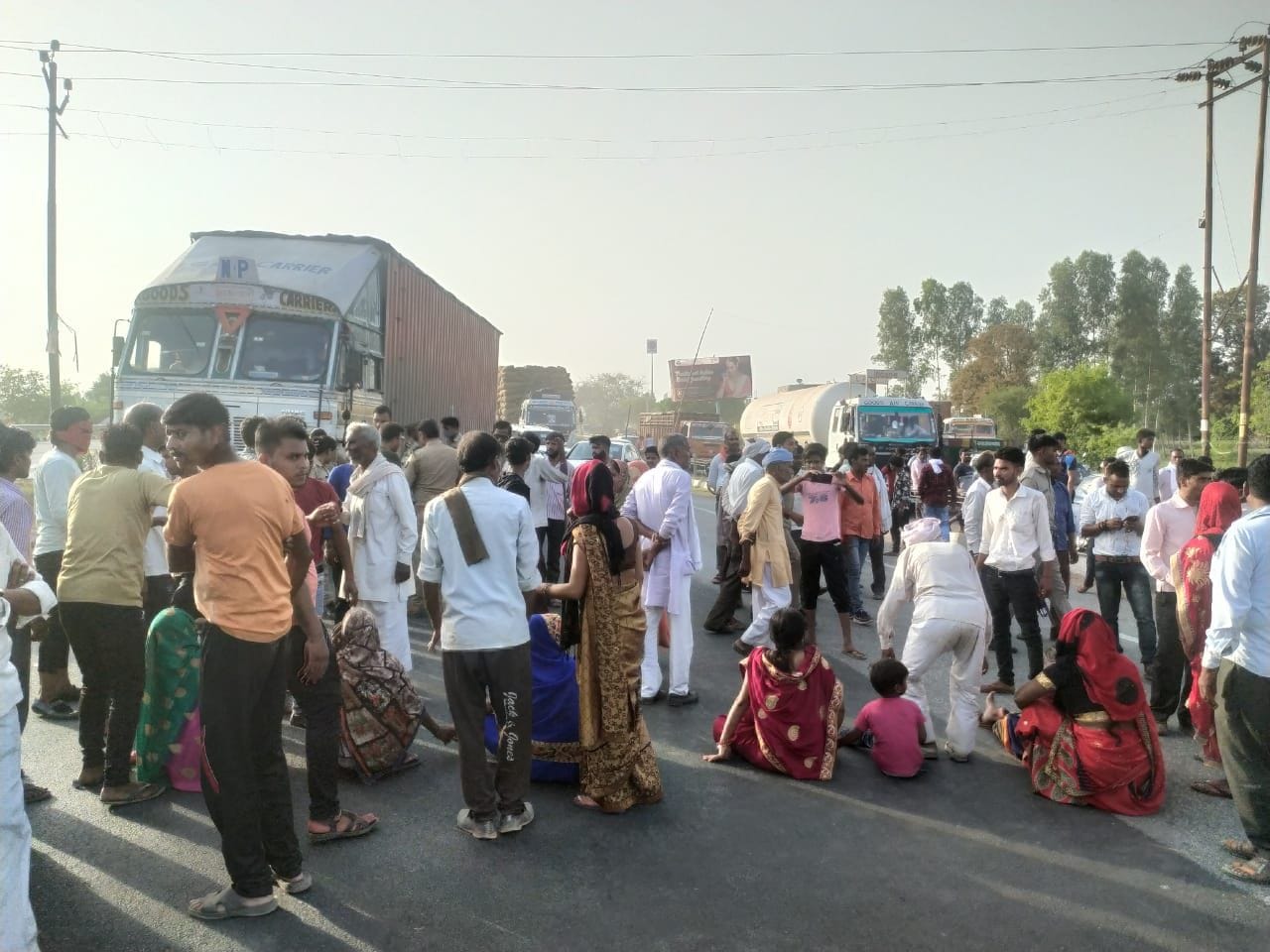 औरैया-इटावा हाइवे पर जाम लगाए मृतक के परिजन