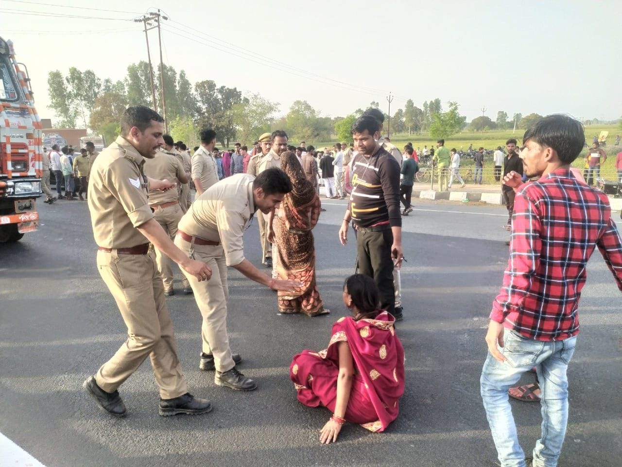 जाम लगाए परिजनों को समझाती पुलिस