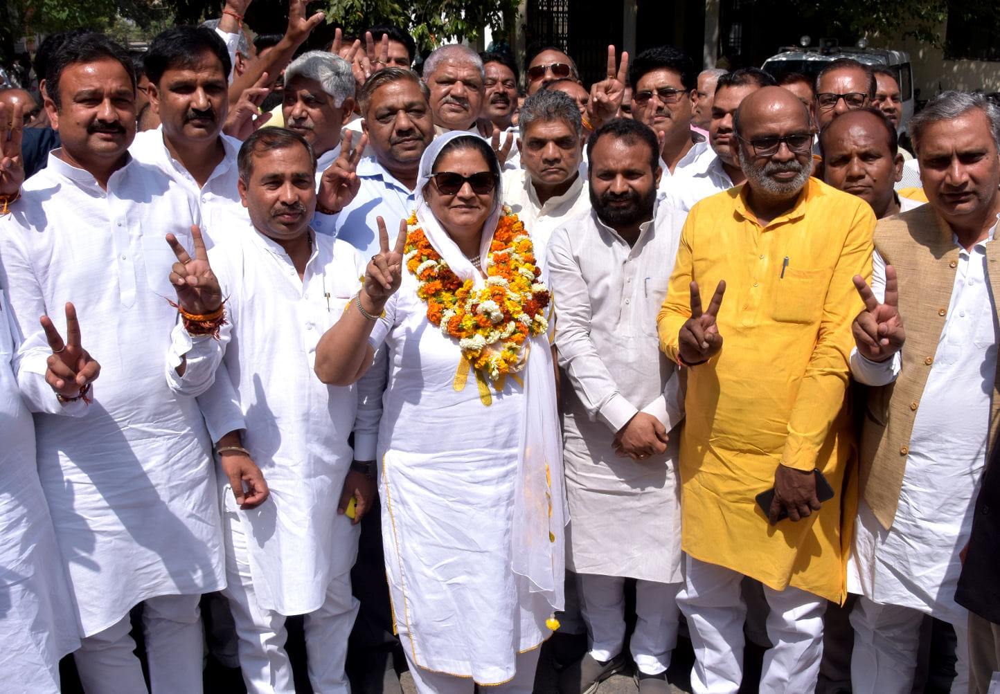 कलेक्ट्रेट में एमएलसी के लिये नामांकन करने पहुंची एमएलसी की भाजपा प्रत्याशी वंदना वर्मा साथ में कलेक्ट्रेट में एमएलसी के लिये नामांकन करने पहुंची एमएलसी की भाजपा प्रत्याशी वंदना वर्मा साथ में