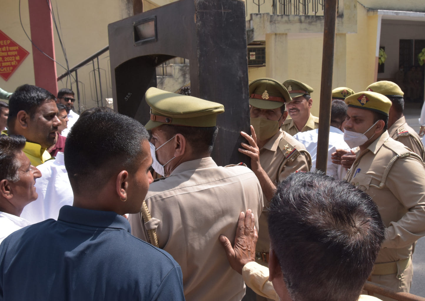 कलेक्ट्रेट में एमएलसी के नामांकन के दौरान आयी भीड़ को रोकती पुलिस कलेक्ट्रेट में एमएलसी के नामांकन के दौरान आयी भीड़ को रोकती पुलिस