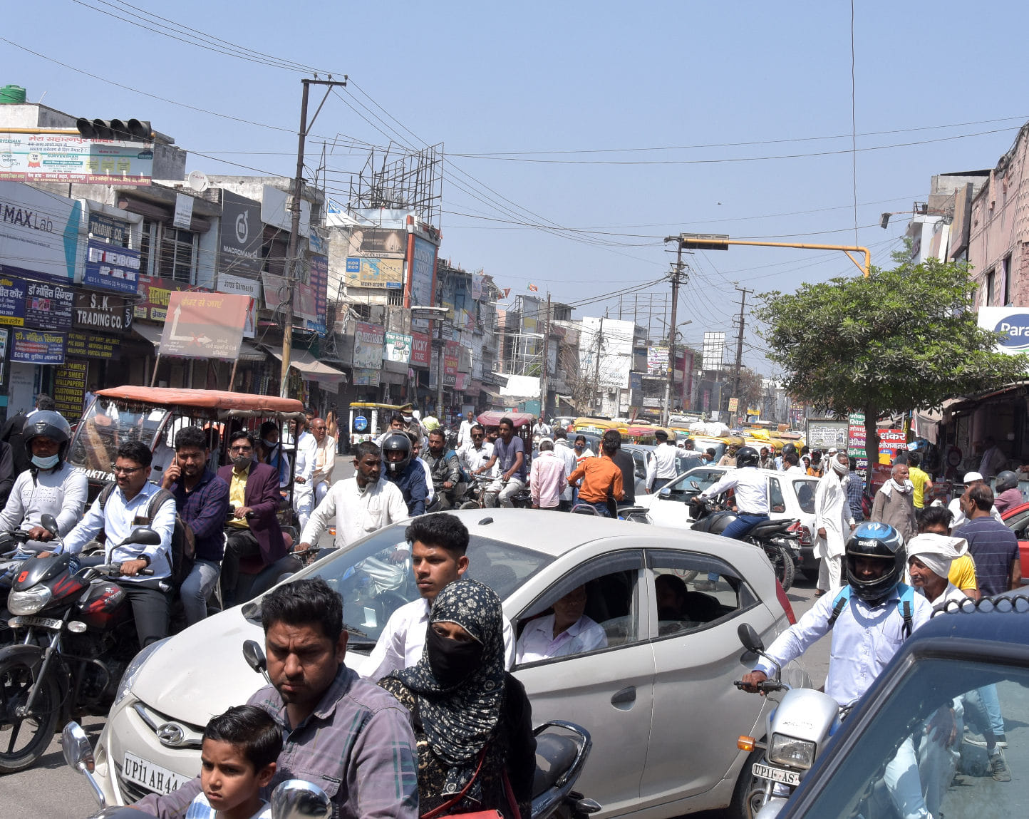 कलेक्ट्रेट तिराहे पर लगा जाम