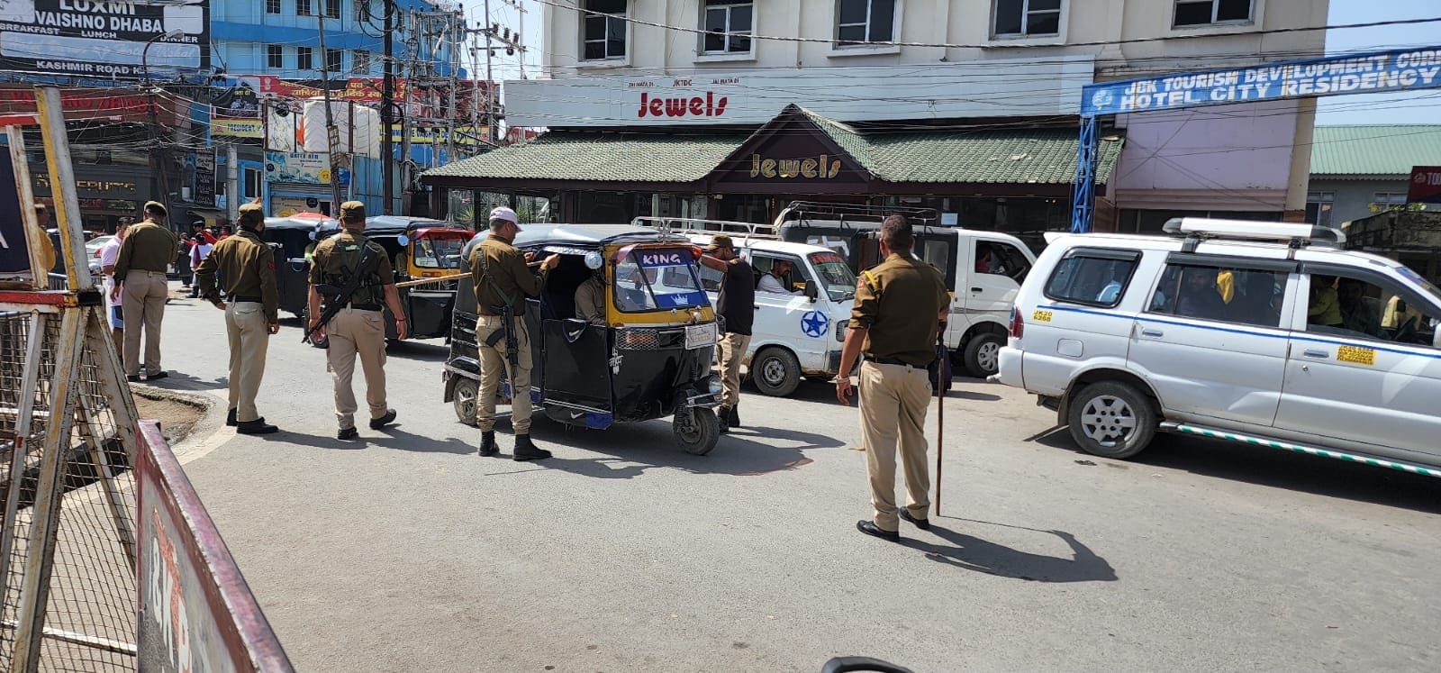 कोर्ट चालान करते पुलिस अधिकारी व आटों से पर्दे उतारते पुलिस के जवान