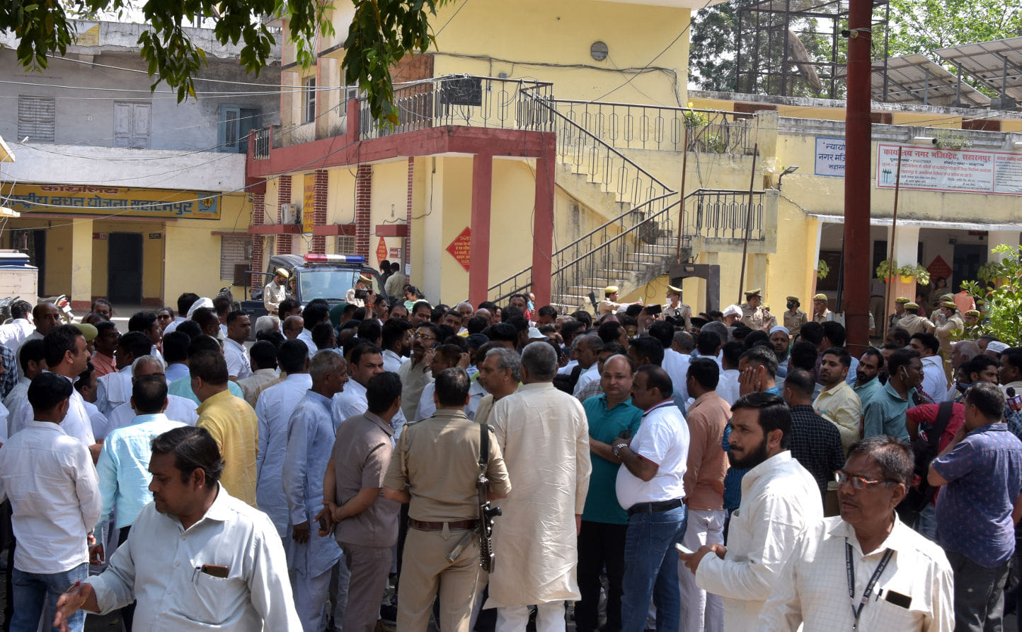 कलेक्ट्रेट में एमएलसी के नामांकन के दौरान लगी कार्यकर्ताओ की भीड़ कलेक्ट्रेट में एमएलसी के नामांकन के दौरान लगी कार्यकर्ताओ की भीड़