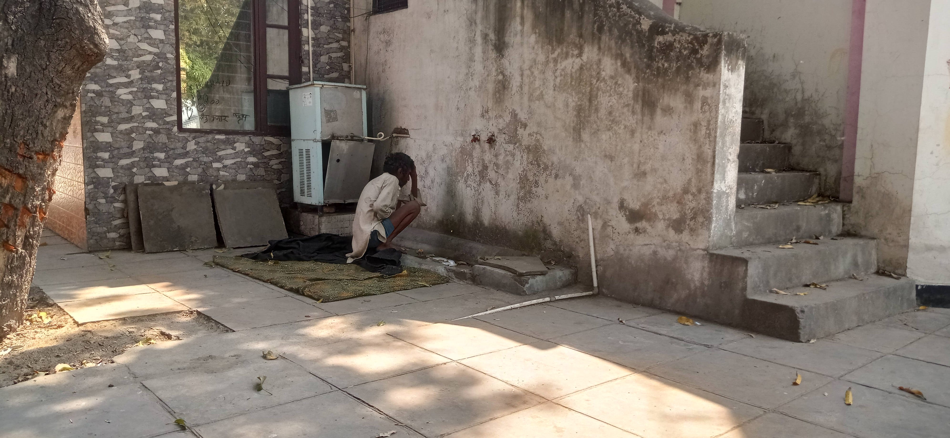 सन्निहित सरोवर पर लगे वाटर कूलर के पास लघुशंका करता व्यक्ति।  संवाद