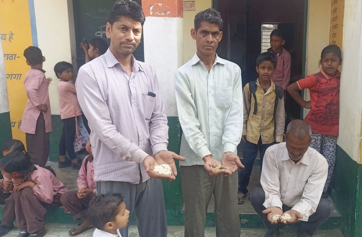 सोमवार को गांव दहाना स्थित प्राथमिक विद्यालय में घटिया राशन को दिखाते ग्रामीण । संवाद सोमवार को गांव दहाना स्थित प्राथमिक विद्यालय में घटिया राशन को दिखाते ग्रामीण । संवाद