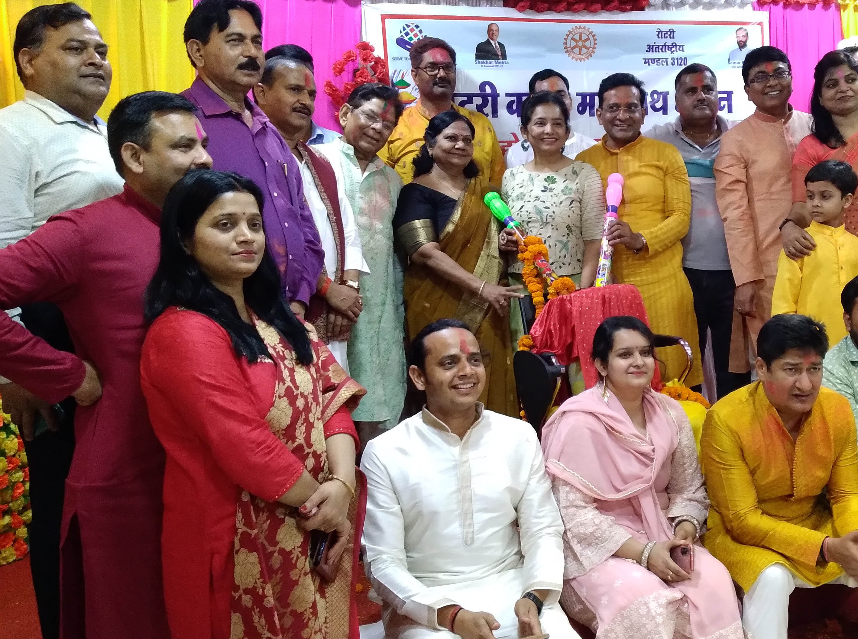 रोटरी क्लब के तत्वाधान में नगर के शारदा नारायन हॉस्पिटल सभागार में आयोजित होली मिलन समारोह में म?