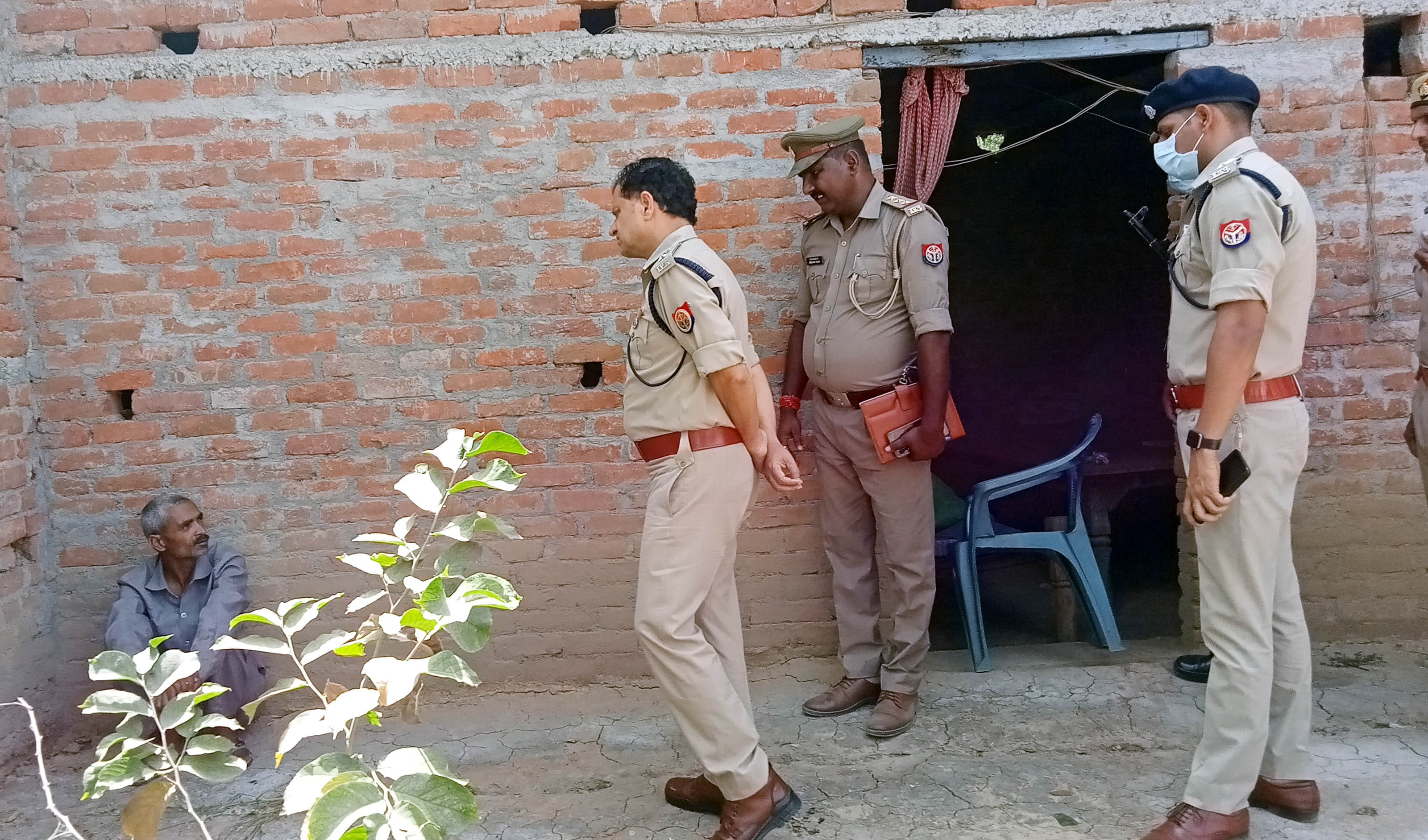 कलौलीतीर गांव में घटना स्थल पर हत्यारोपी पुत्र से पूछताछ करते एसपी कमलेश दीक्षित। कलौलीतीर गांव में घटना स्थल पर हत्यारोपी पुत्र से पूछताछ करते एसपी कमलेश दीक्षित।