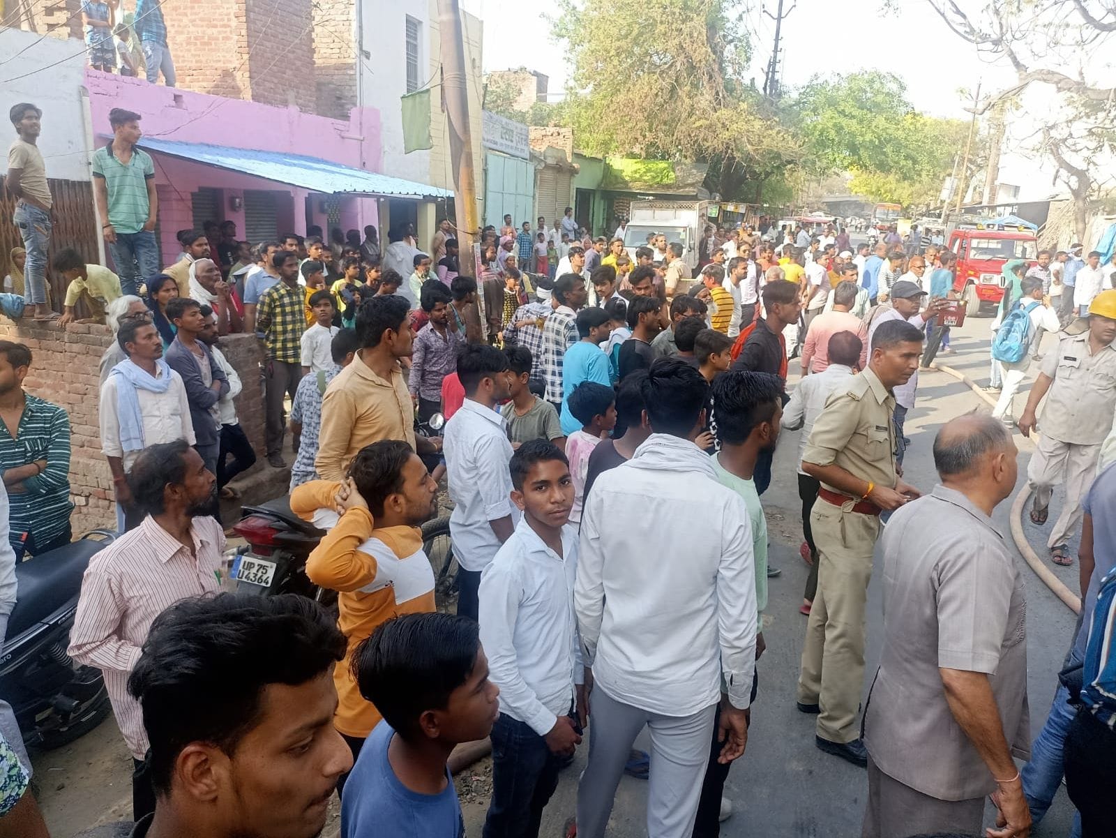 पुराने बस स्टैंड के बाहर लगी लोगों की भीड़