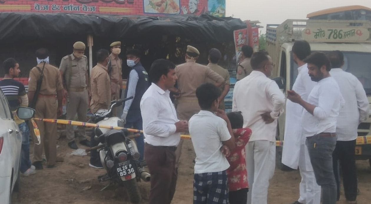 सोमवार को बुलंदशहर रोड स्थित कुराना टोल के पास युवक का शव मिलने पर लगी लोगो की भीड़ । संवाद सोमवार को बुलंदशहर रोड स्थित कुराना टोल के पास युवक का शव मिलने पर लगी लोगो की भीड़ । संवाद