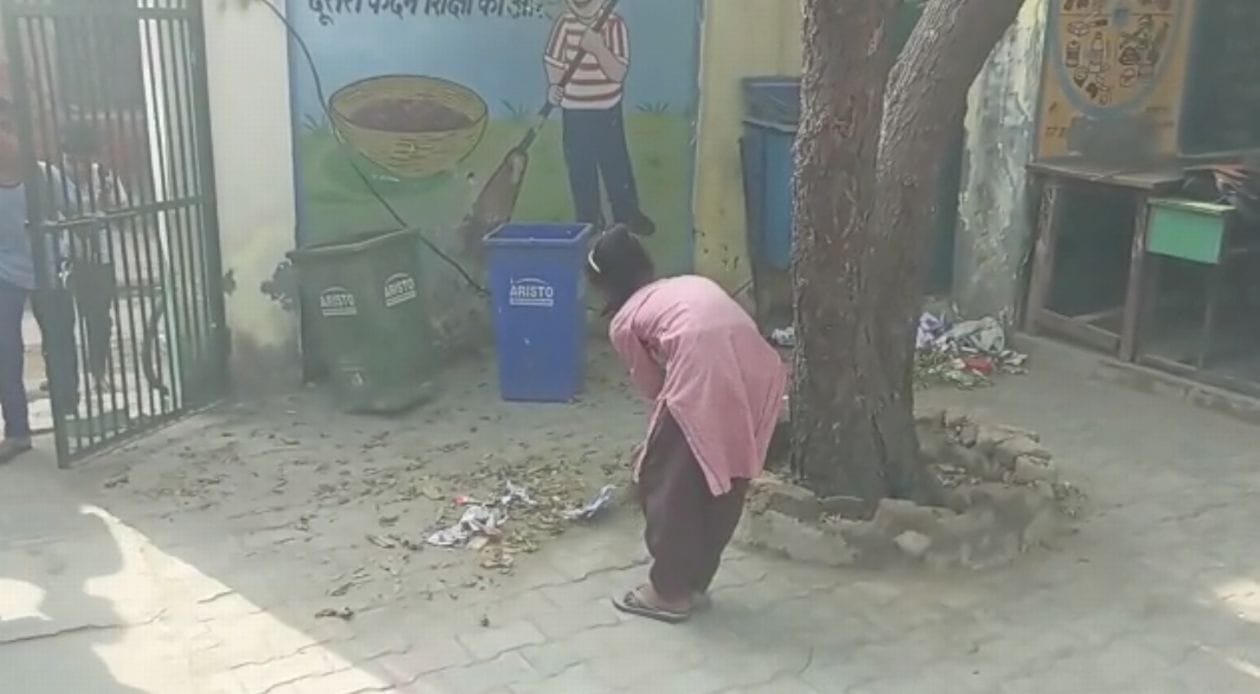 सोमवार को गांव दहाना स्थित प्राथमिक विद्यालय में झाड़ू लगाती छात्रा । संवाद सोमवार को गांव दहाना स्थित प्राथमिक विद्यालय में झाड़ू लगाती छात्रा । संवाद