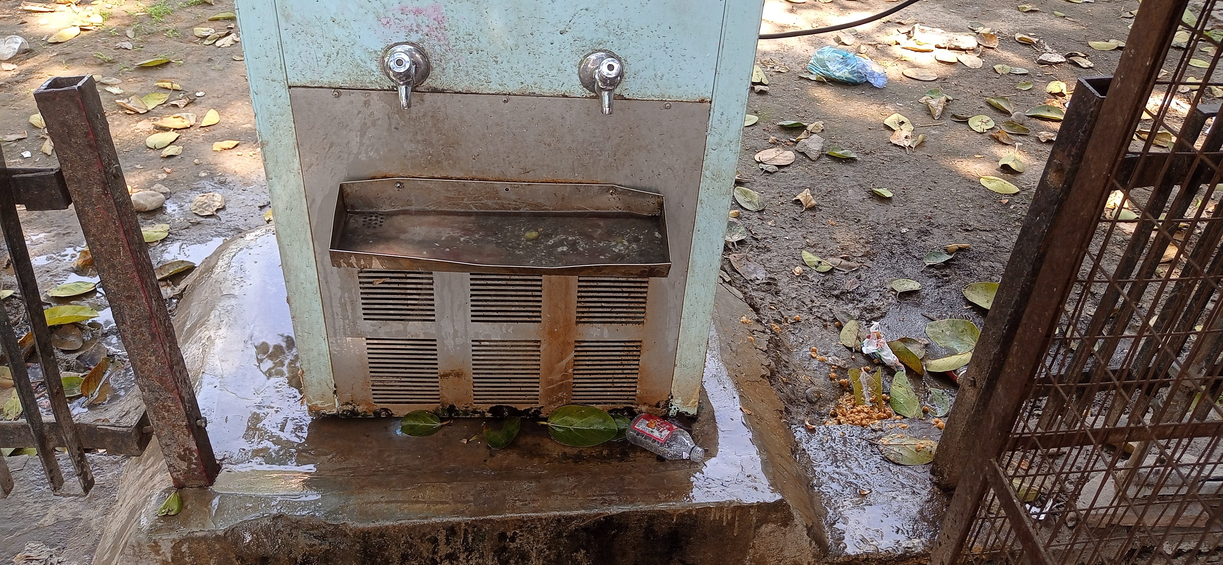 सन्निहित सरोवर के पर लगे वाटर कूलर में जमी काई।  संवाद