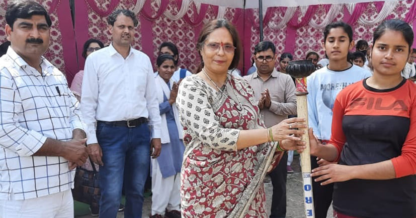 देवबंद के राजकीय महाविद्यालय में वार्षिक क्रीड़ा प्रतियोगिता की मशाल दौड़ में प्रतिभाग करती पू?