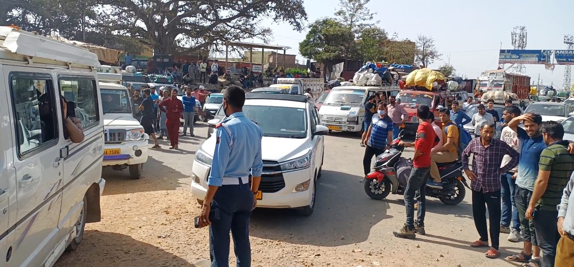 उधमपुर: रास्ता बंद होने के कारण उधमपुर के जेखानी चौक पर रोके गए वाहन उधमपुर: रास्ता बंद होने के कारण उधमपुर के जेखानी चौक पर रोके गए वाहन