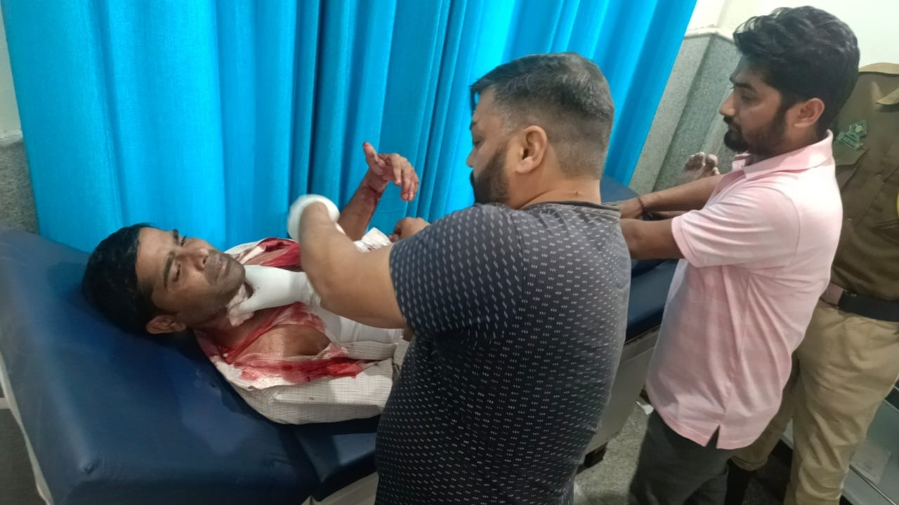 प्रथमिक उपचार करते हुए ड़ाक्टर प्रथमिक उपचार करते हुए ड़ाक्टर