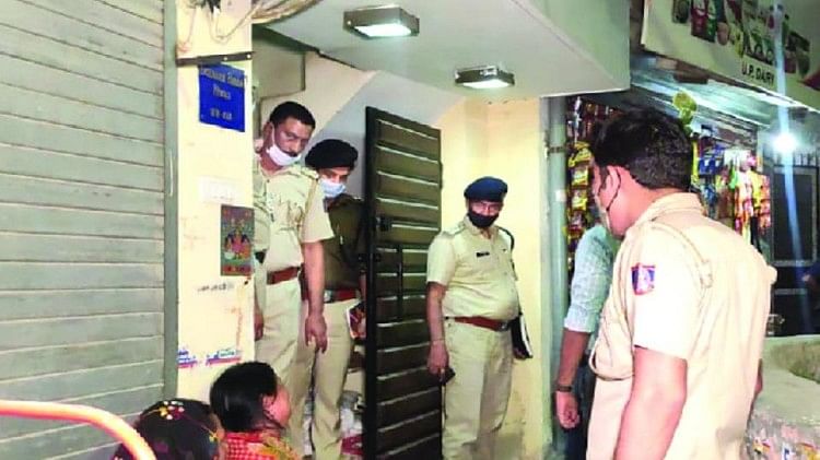 मृत नवजात की दादी से पूछताछ करती पुलिस