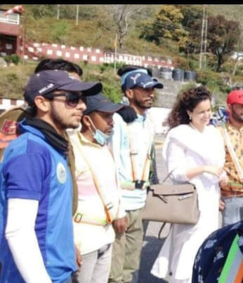 अभिनेत्री कंगना रनौत व संगीतकार हिमेश रेशमिया भवन की और जराते हुए अभिनेत्री कंगना रनौत व संगीतकार हिमेश रेशमिया भवन की और जराते हुए