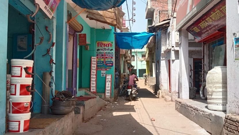 कस्बे की मुख्य बाजार की गली में सन्नाटा। संवाद कस्बे की मुख्य बाजार की गली में सन्नाटा। संवाद