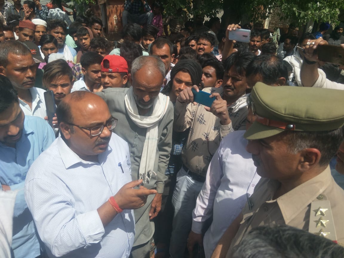 गंगोह में हादसे के बाद कोतवाली प्रभारी को दिशा निर्देश देते एसडीएम नकुड़ गंगोह में हादसे के बाद कोतवाली प्रभारी को दिशा निर्देश देते एसडीएम नकुड़