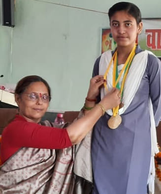 देवबंद के राजकीय महाविद्यालय में क्रीड़ा प्रतियोगिता में चैंपियन छात्रा दिव्या धीमान को मेडल प? देवबंद के राजकीय महाविद्यालय में क्रीड़ा प्रतियोगिता में चैंपियन छात्रा दिव्या धीमान को मेडल प?