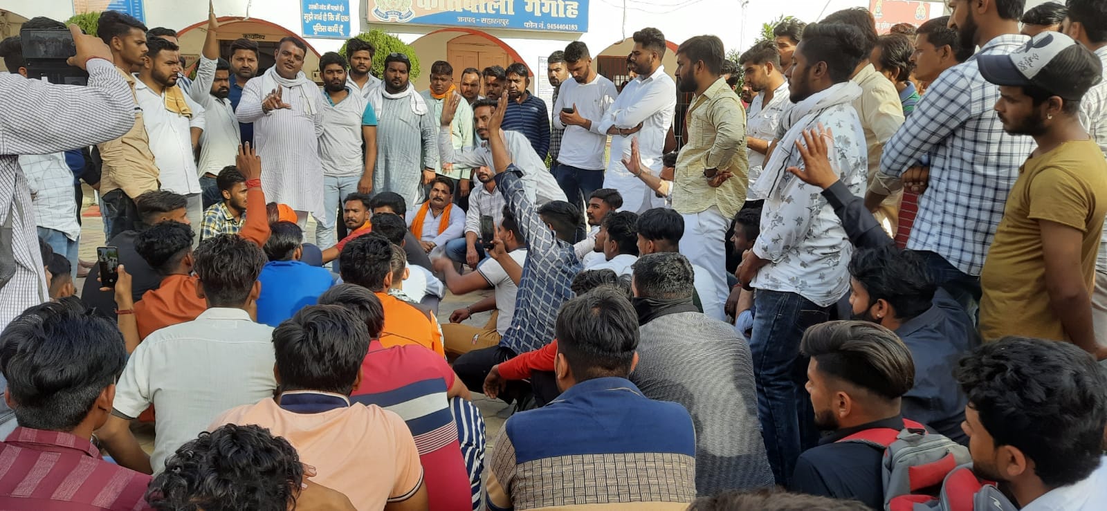 गंगोह कोतवाली में बजरंग दल के धरने को संबोधित करते विकास त्यागी गंगोह कोतवाली में बजरंग दल के धरने को संबोधित करते विकास त्यागी