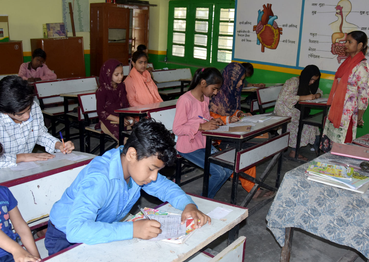गांधी पार्क स्थित उच्च प्राथमिक में परीक्षा देते छात्र छात्राएं गांधी पार्क स्थित उच्च प्राथमिक में परीक्षा देते छात्र छात्राएं