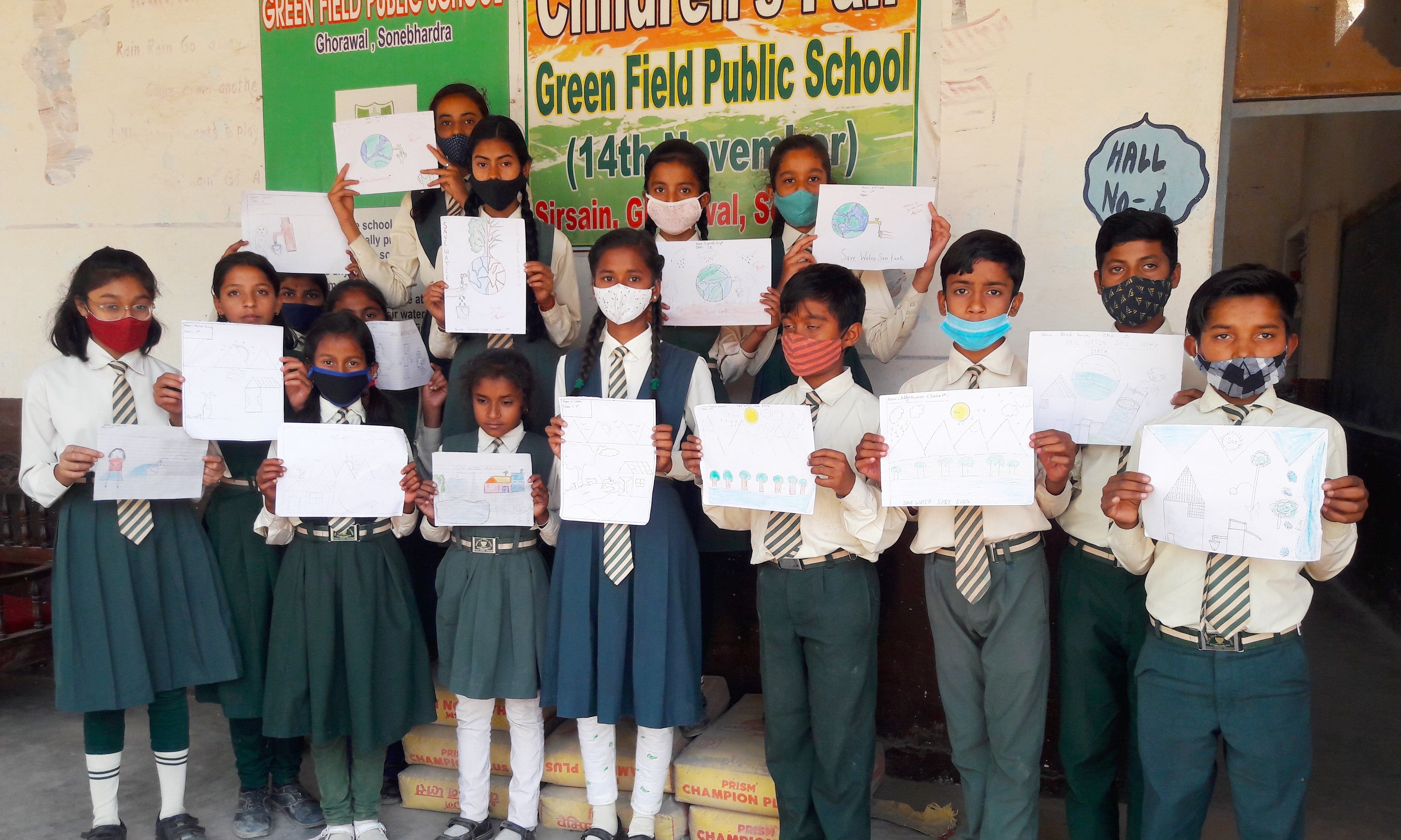 Des élèves participent à un concours lors de la Journée mondiale de l'eau dans une école située à Ghorawal.
