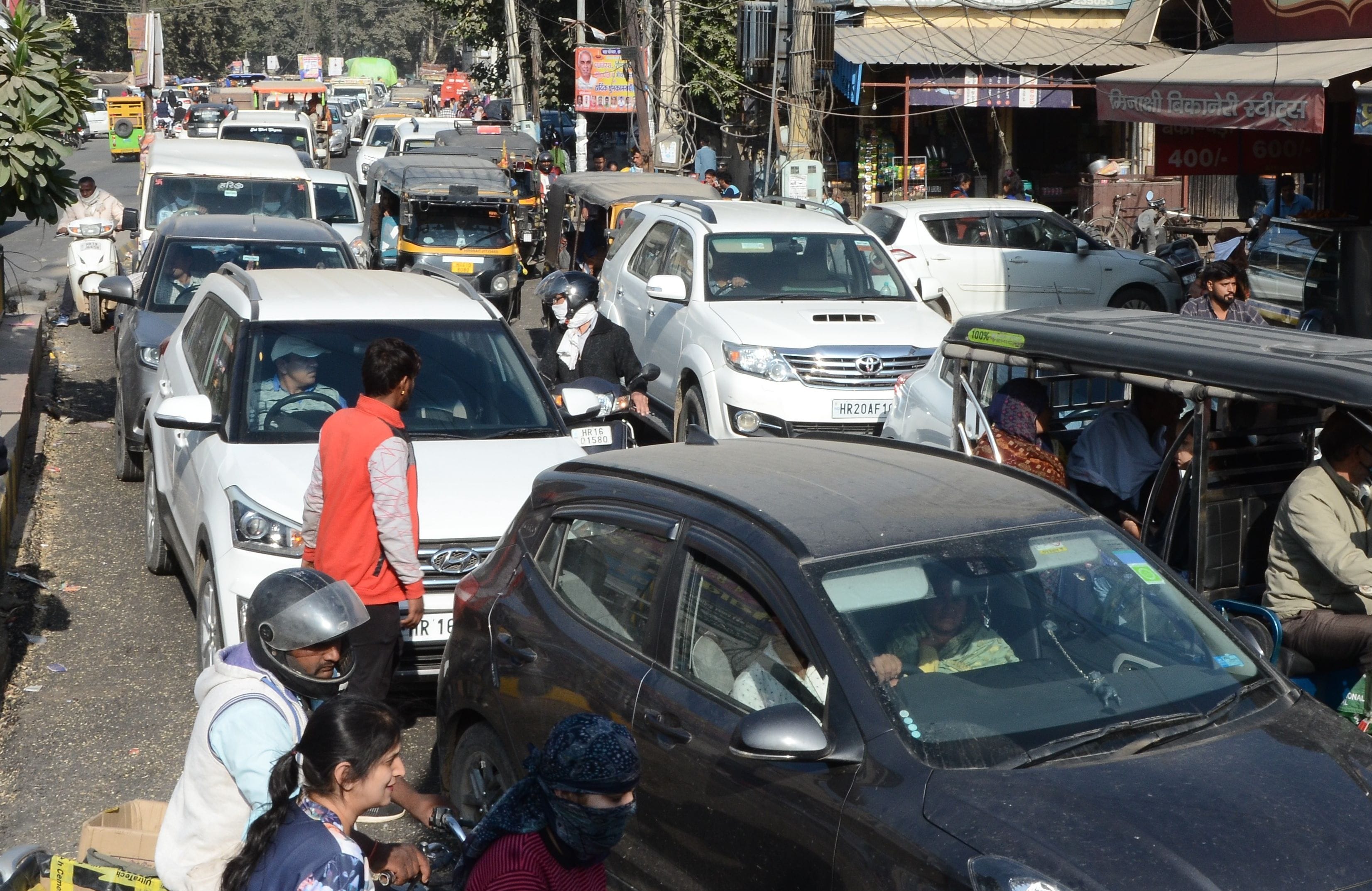  घंटाघर से देवसर चुंगी की और जाने वाले मार्ग पर जाम में फंसे वाहन। संवाद