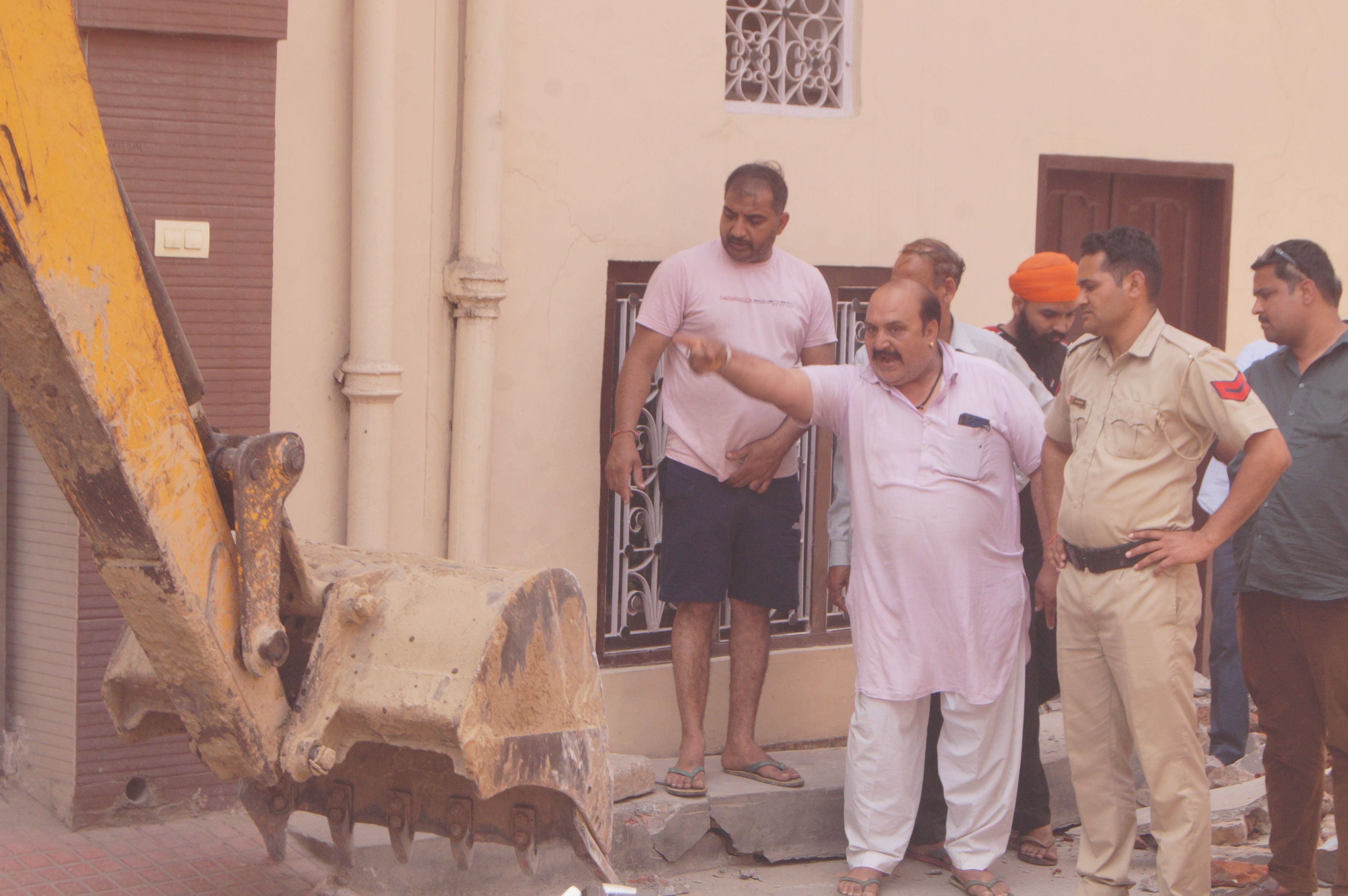 सिरसा गली में अवैध निर्माण तोड़ने की कार्रवाई के दौरान बहस करते कालोनी वासी। सिरसा गली में अवैध निर्माण तोड़ने की कार्रवाई के दौरान बहस करते कालोनी वासी।