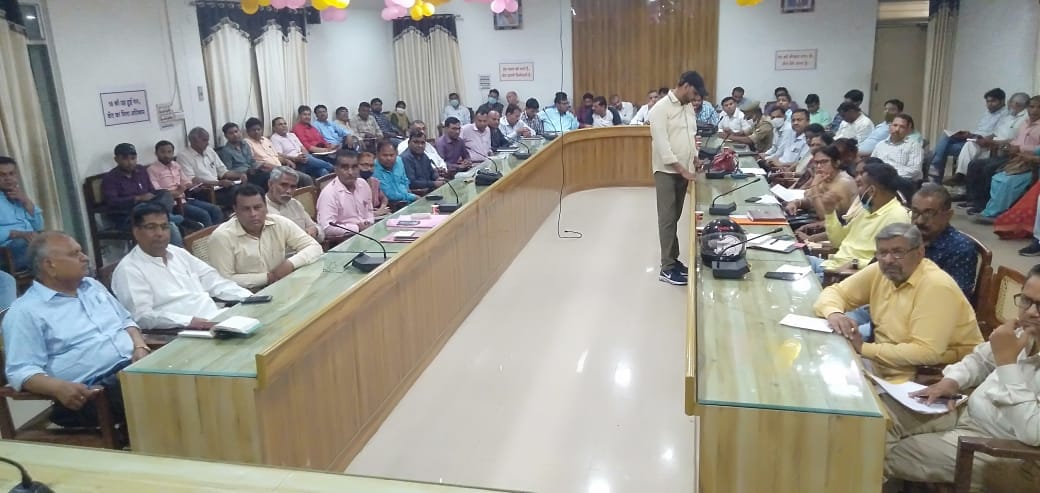कलक्ट्रेट सभागार में बैठक में मौजूद शिक्षा विभाग के अधिकारी।