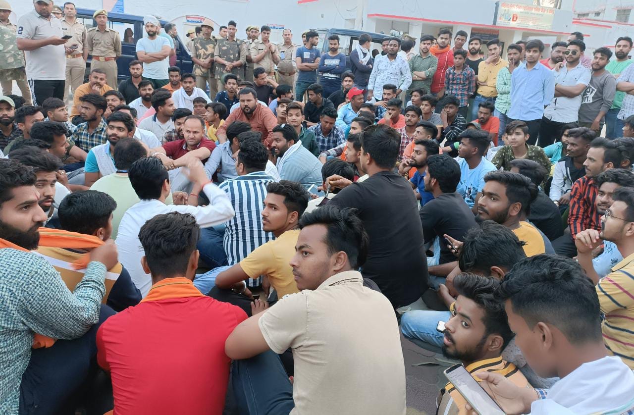 गंगोह कोतवाली में धरना देते बजरंग दल कार्यकर्ता गंगोह कोतवाली में धरना देते बजरंग दल कार्यकर्ता