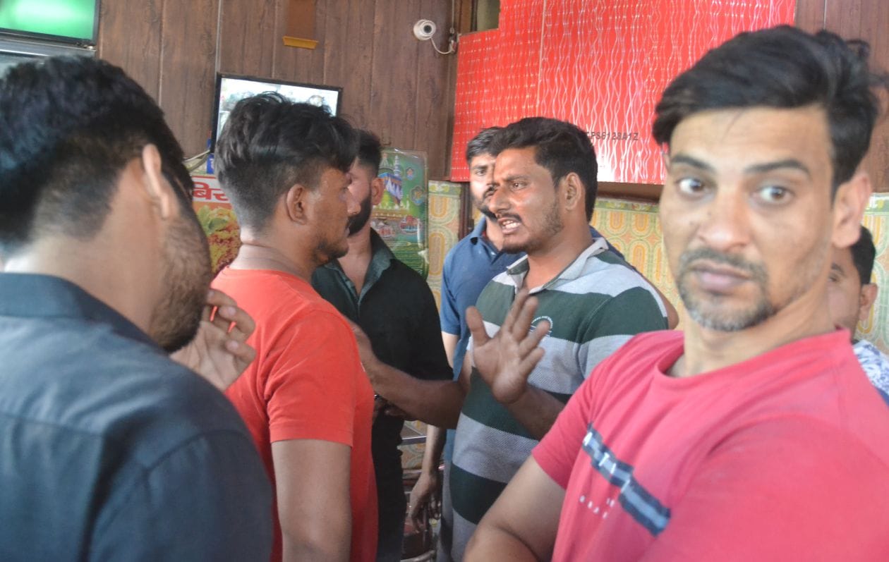मंगलवार को बुलंदशहर रोड स्थित एक होटल पर युवको द्वारा की गई फायरिंग की जानकारी देते संचालक आबिद । मंगलवार को बुलंदशहर रोड स्थित एक होटल पर युवको द्वारा की गई फायरिंग की जानकारी देते संचालक आबिद ।