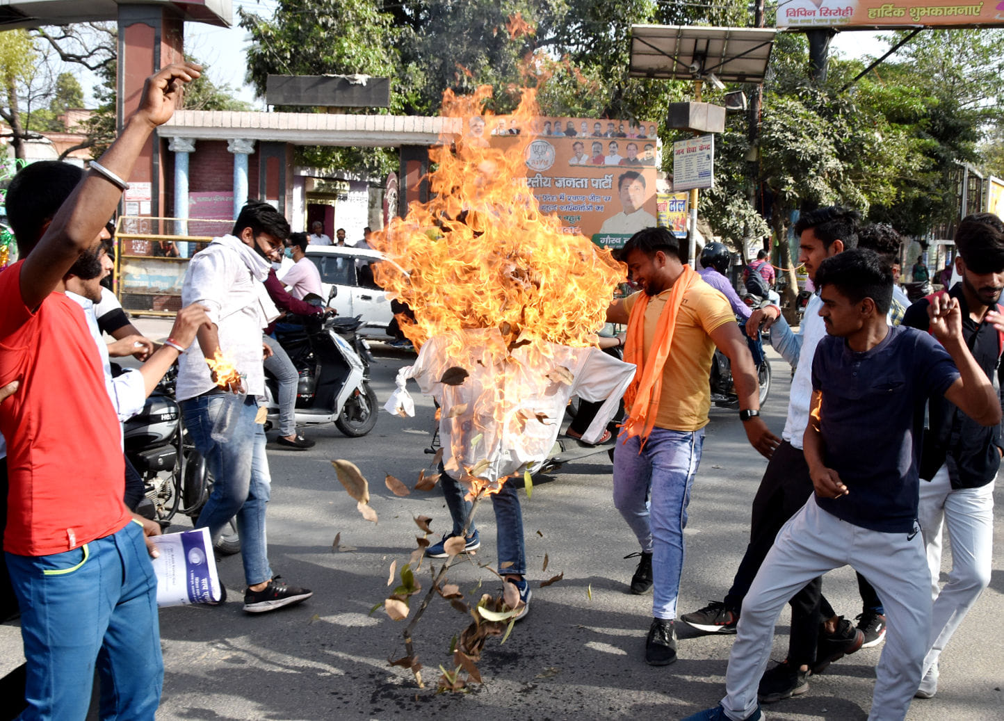 कलेक्ट्रेट तिराहे पर पुतला फुंकते बजरंग दल कार्यकर्ता कलेक्ट्रेट तिराहे पर पुतला फुंकते बजरंग दल कार्यकर्ता