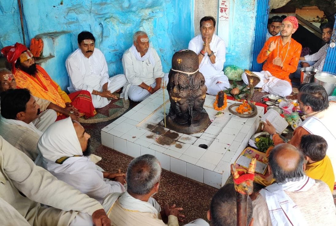 धर्मनगरी में बुढवा मंगल पर मंदिर में पूजन करते कांग्रेस के विधायक नीलांशु चतुर्वेदी व अन्य भक्त? धर्मनगरी में बुढवा मंगल पर मंदिर में पूजन करते कांग्रेस के विधायक नीलांशु चतुर्वेदी व अन्य भक्त?