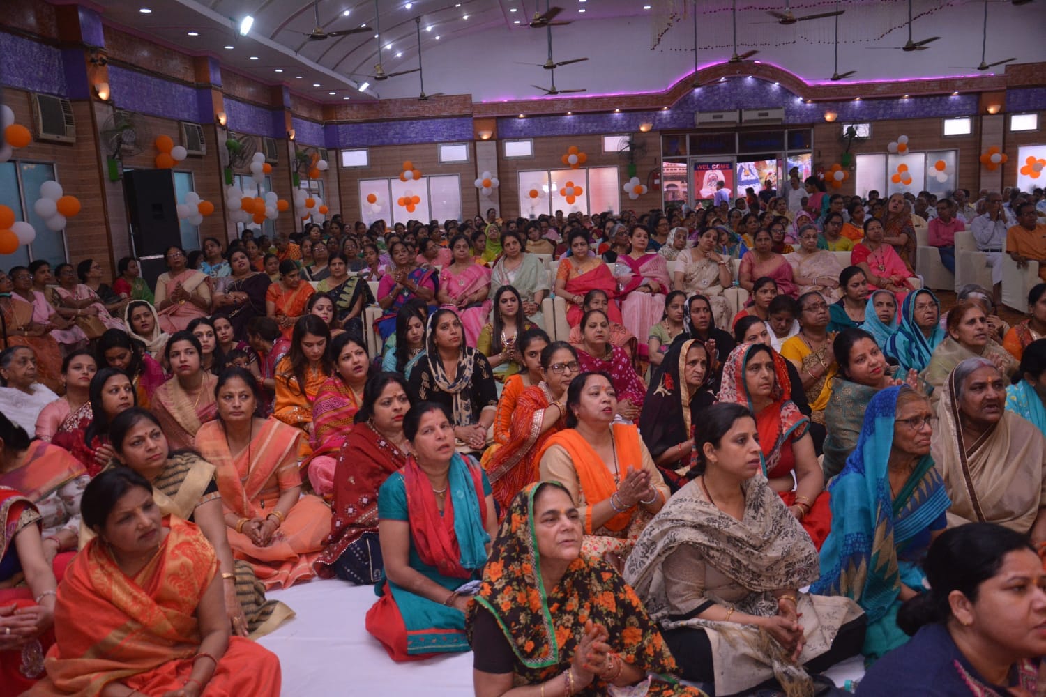 भोपा रोड पर राम कथा सुनते श्रद्धालु। भोपा रोड पर राम कथा सुनते श्रद्धालु।