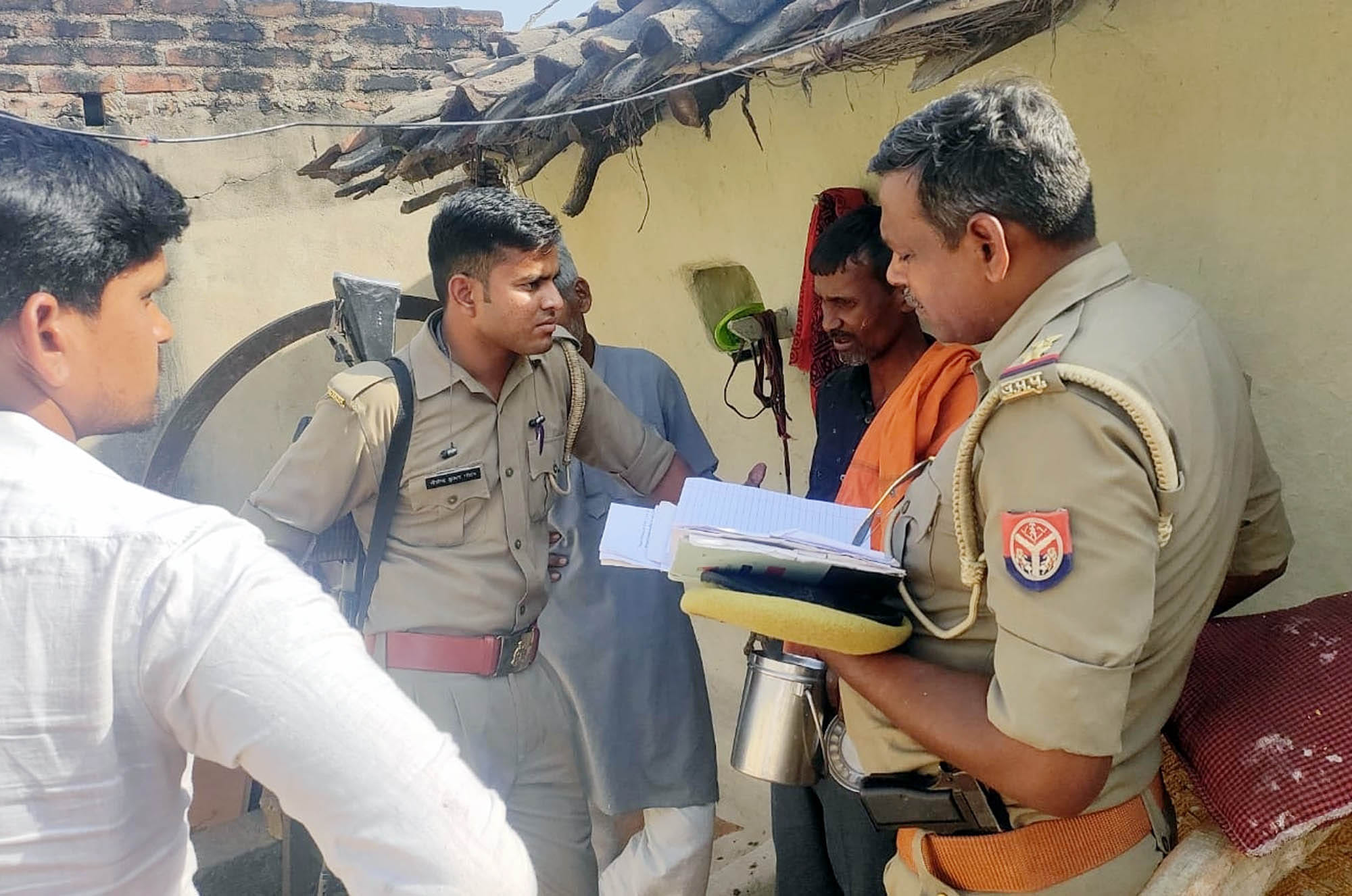 छिमौली गांव में घटना स्थल पर मृतका के परिजनों से घटना की जांच करती पुलिस।