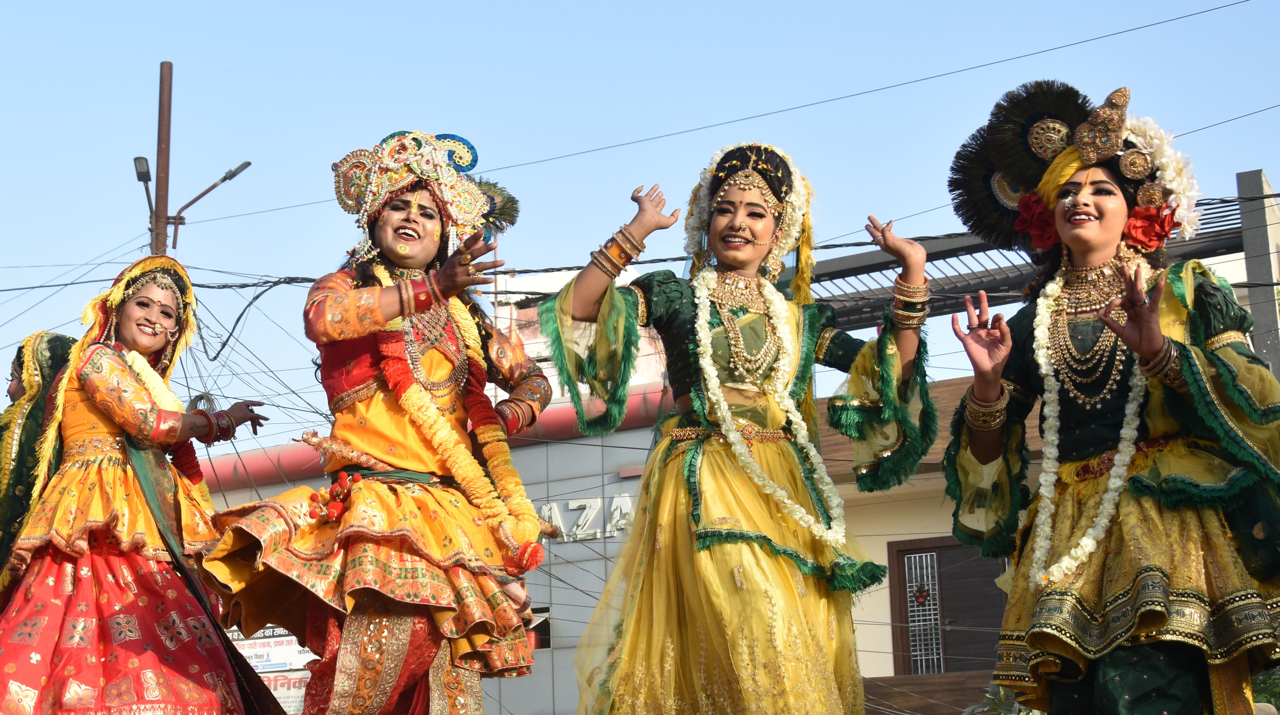 हुरंगा यात्रा में नृत्य करते कलाकार। संवाद हुरंगा यात्रा में नृत्य करते कलाकार। संवाद