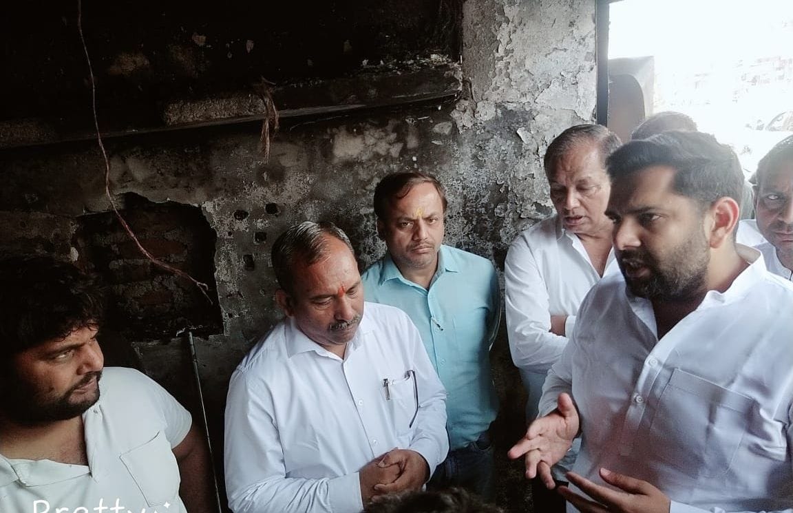  पुरखास रोड स्थित दुकान में लगी आग के बाद मौके पर पहुंचे मेयर निखिल मदान व व्यापार मंडल के पदाधिका?